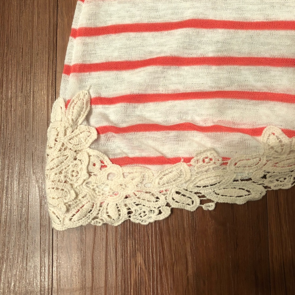 Tie in the back crochet accent top size medium - Picture 2 of 4